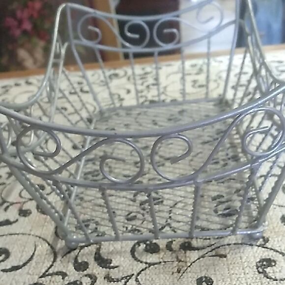Elegant Gray Metal Wire Basket - Picture 2 of 8